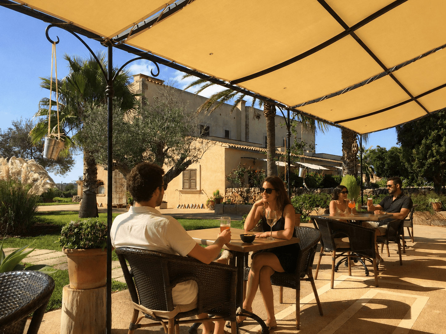 Terrasse au soleil à Paris, profite d'un moment en terrasse grâce à l'application MisterGoodBeer
