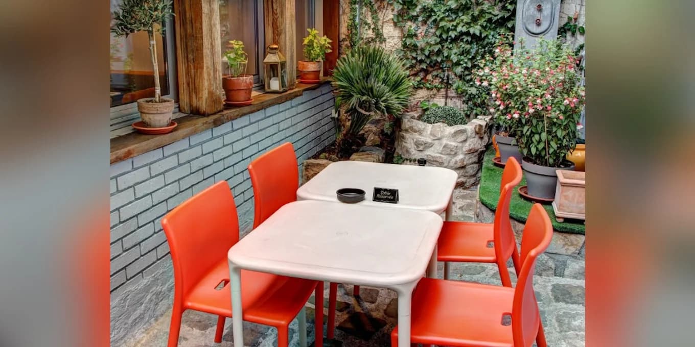 032b2bbb964ab17e1610894fe7c8bf92_chezjeanclaude_terrasse.webp